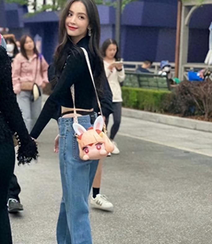 金泫雅时尚自由批评_女明星脱了内裤图片_女明星着装暴露争议
